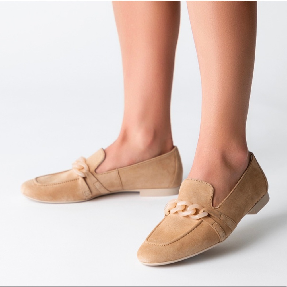 Paul Green
Elegant Beige velvet leather loafer with chain